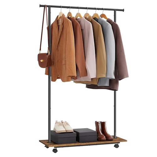 棚付きの木製ハンガーラック
